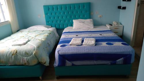 เตียงในห้องที่ Hospedaje La Ola Azul