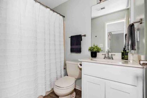 uma casa de banho branca com um WC e um lavatório em Private Suite in Upscale Neighborhood em Huntsville