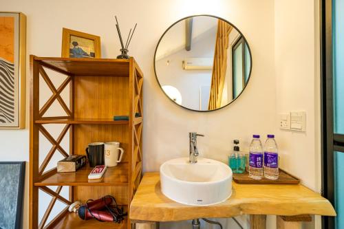 a bathroom with a sink and a mirror at 小喜屋（西湖街店） in Qingpu