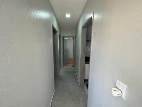 a hallway of an empty room with at Apartamento há 5 min do Centro de Criciúma. in Criciúma