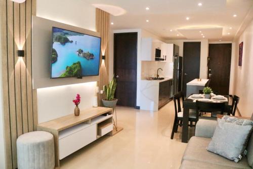 uma sala de estar com um sofá e uma sala de jantar em Atlantis Suites Bquilla -Apartamento Moderno-2-BD em Barranquilla