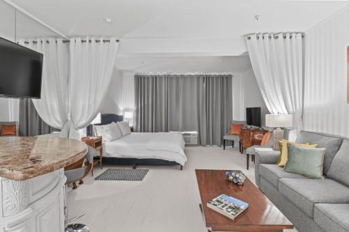 Posezení v ubytování ORCHID SUITES - Historic Palm Beach Hotel Condominium