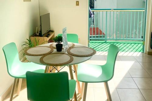 einen Tisch und Stühle in einem Zimmer mit Balkon in der Unterkunft Luminoso y Acogedor Apto en Casco Viejo c/balcón in Panama-Stadt