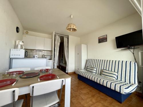 un salon avec un canapé et une table dans l'établissement Studio cabine avec parking à 600m des plages à Sète - FR-1-338-162, à Sète
