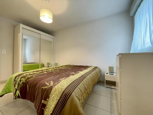 Posteľ alebo postele v izbe v ubytovaní Ravissant T3 neuf, proche plages, parking souterrain, classé 3 étoiles - FR-1-338-456