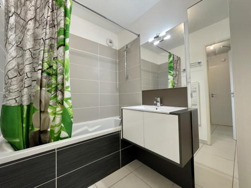 Kúpeľňa v ubytovaní Ravissant T3 neuf, proche plages, parking souterrain, classé 3 étoiles - FR-1-338-456