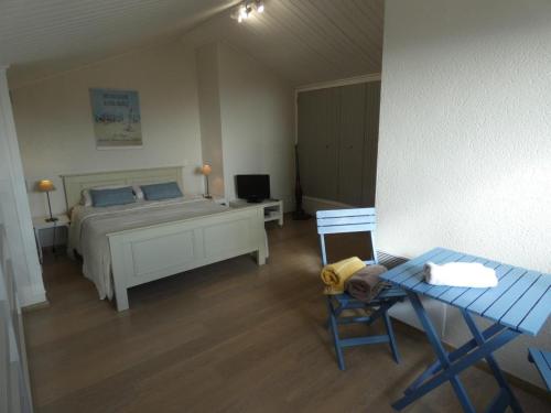 Posteľ alebo postele v izbe v ubytovaní Notre-Dame-de-Monts - Appartement rénové - 6 pers, accès plage - Animaux admis - Parking - FR-1-540-224