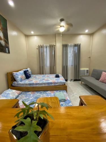 uma sala de estar com duas camas e um sofá em Studio Type Apartment 2 with Pool and Tennis Court em Alburquerque