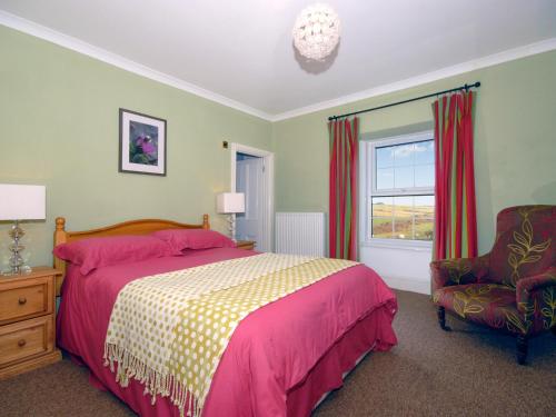 um quarto com uma cama, uma cadeira e uma janela em Trefrane House-qc1119 em Roch