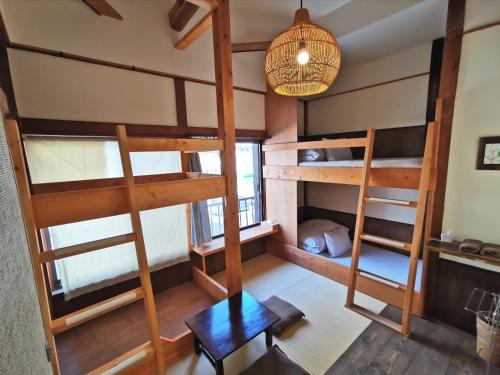 Habitación con literas, mesa y lámpara. en Komatsuya, en Tokio