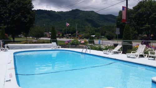 Πισίνα στο ή κοντά στο A Holiday Motel - Maggie Valley