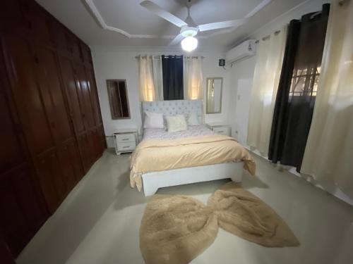 um quarto com uma cama e um tapete no chão em 5amazing Huge Nice Furnished Apt 2 Stay Longterm em Santo Domingo