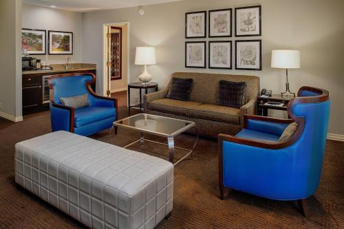 sala de estar con sillas azules y sofá en Sheraton Westport Lakeside Chalet, en Maryland Heights