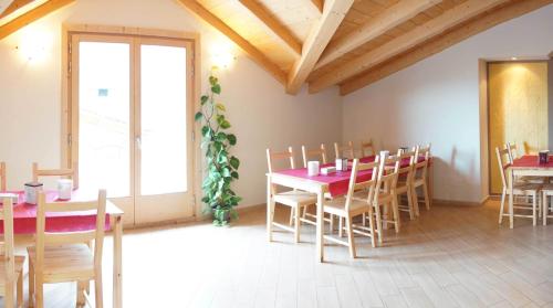 A restaurant or other place to eat at Bellaguarda ROOMS 10min da Tirano