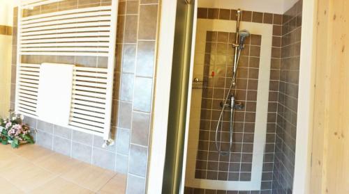bagno con doccia e porta in vetro di Locanda Bellaguarda B&B a Tovo di Sant'Agata
