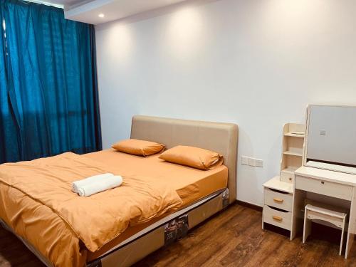 um quarto com uma cama com duas almofadas em D Beep Beep Homestay Vivacity Homestay em Kuching