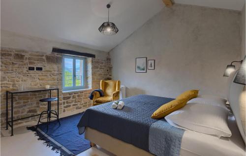 1 dormitorio con cama y pared de ladrillo en Villa Casa Jovanin en Motovun