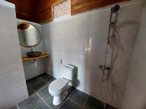 烏魯瓦圖的住宿－Les Chalets Pecatu，一间带卫生间和淋浴的浴室