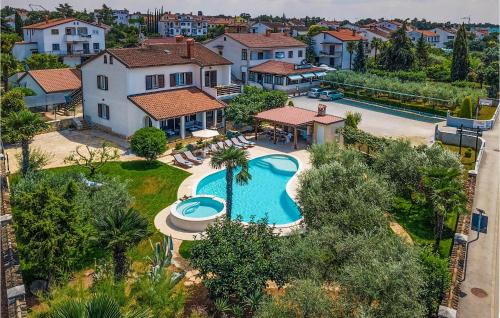 una vista aérea de una casa con piscina en Villa David, en Poreč