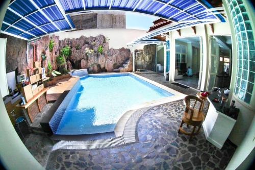 einen Blick über einen Pool in einem Haus in der Unterkunft Sentosa Lodge in Kampungdurian