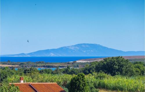 a view of a body of water with a house at Villa Sunshine Tea in Pula