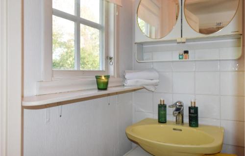 Ett badrum på 3 Bedroom Nice Home In Trelleborg