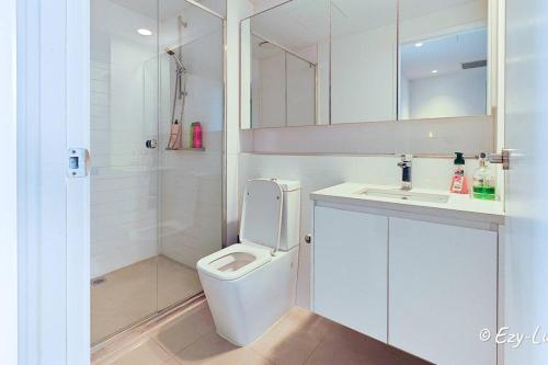 een witte badkamer met een toilet en een wastafel bij Southbank 23F 1BR 4Guest City Skyline Pool & Gym in Melbourne