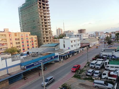 une rue de la ville avec des voitures garées dans un parking dans l'établissement Mombasa , Kenya 2 bedroom Master Ensuite, à Mombasa