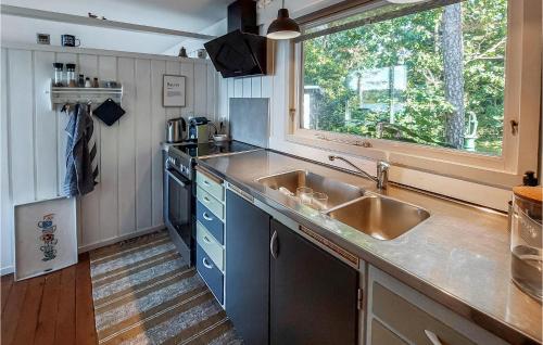 Köök või kööginurk majutusasutuses Amazing Home In Sknes Fagerhult With Lake View
