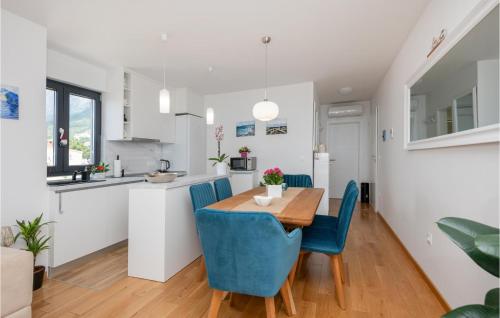 Η κουζίνα ή μικρή κουζίνα στο Awesome Apartment In Makarska With Wifi