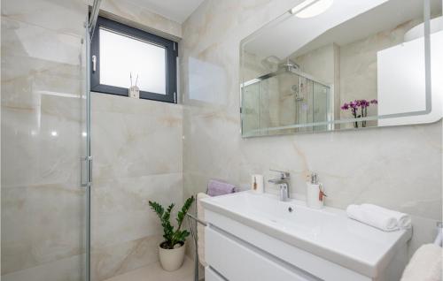 Ένα μπάνιο στο Awesome Apartment In Makarska With Wifi