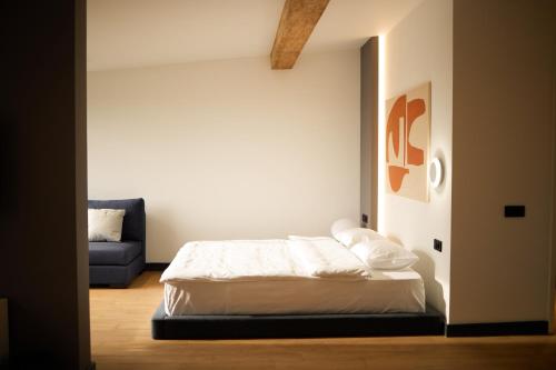 1 dormitorio con 1 cama y 1 sofá azul en BARBAR APART HOTEL, en Gyumri