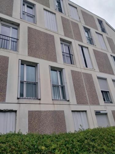 a building with windows on the side of it at Le lumineux sobre in Melun