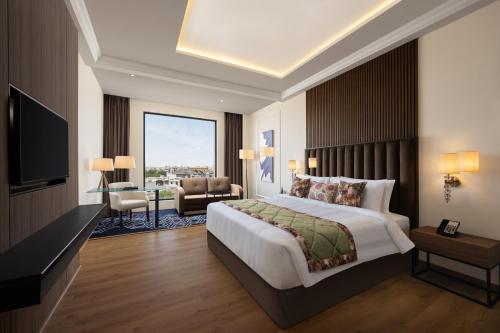 Fortune Ranjit Vihar, Amritsar- Member ITC's hotel group في أمريتسار: غرفه فندقيه سرير كبير وتلفزيون