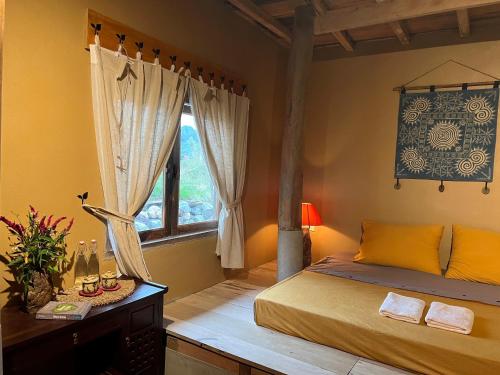 een slaapkamer met een bed en een raam bij Mai's House Hữu Lũng in Làng Ben