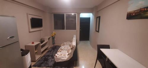 sala de estar con sofá y mesa en DEPARTAMENTO EN PLENO CENTRO DE GUAYAQUIL, en Guayaquil