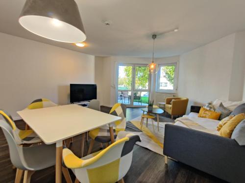 - un salon avec une table et un canapé dans l'établissement 85qm, 4 bedroom, parking, King-Bed, Wifi, Netflix, à Waiblingen