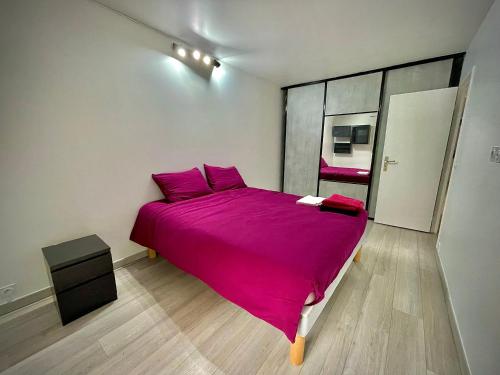una camera con un grande letto rosa e uno specchio di Modern Fully furnished Loft In Ermont a Ermont