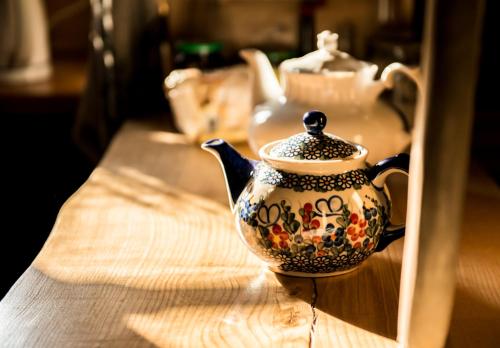 a tea pot sitting on top of a wooden table at Stara Chata w Beskidach in Żabnica