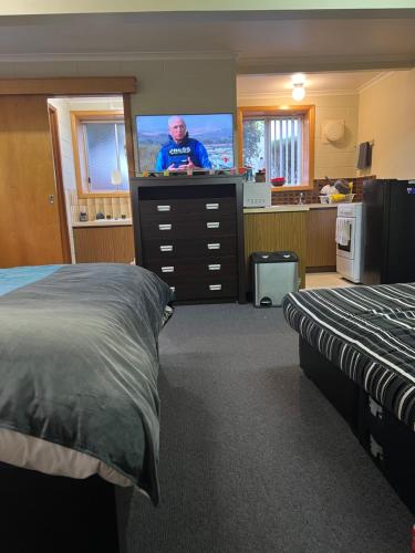 Μια τηλεόραση ή/και κέντρο ψυχαγωγίας στο Wombats Den A warm and cosy semi underground retreat