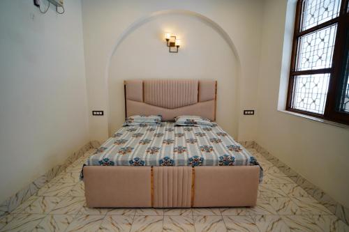 a bedroom with a large bed in a room at Madaan Villas in New Delhi