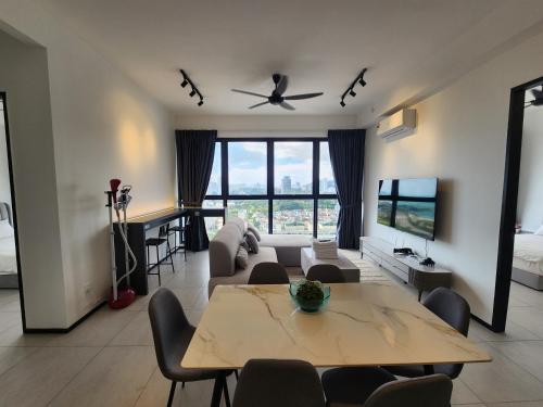 Executive Urban Suites - George Town @ Penang في Jelutong: غرفة معيشة مع طاولة وأريكة