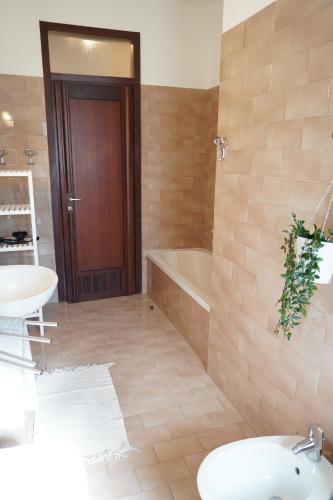 y baño con bañera, lavamanos y bañera. en COCO' HOUSE: PRESTIGIOSO APPARTAMENTO IN CENTRO en Turín