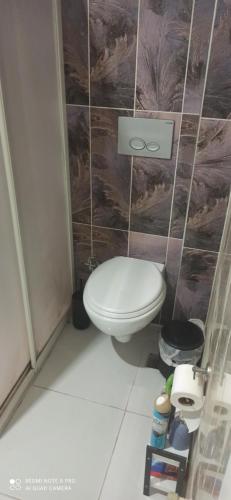 baño con aseo blanco en una habitación en Квартира у моря en Antalya