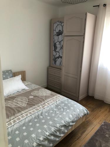um quarto com uma cama, um armário e uma janela em Cocooning en bord de Canal du Midi - T3 parking - Matabiau em Toulouse