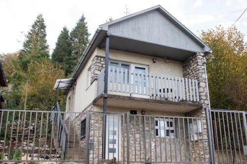 a house with a fence in front of it at Bükki csend vendégház in Bükkszentkereszt