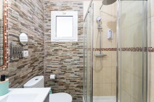 uma casa de banho com uma cabina de duche em vidro e um WC. em Branmi House Barranco Grande em Santa Cruz de Tenerife