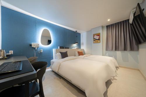 Postel nebo postele na pokoji v ubytování Uiwang Nine Hotel