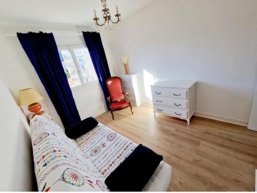 un salon avec un canapé et une chaise dans l'établissement Appartement traversant avec parking gratuit et navette gratuite plage à 2 mn à pied, à Cagnes-sur-Mer