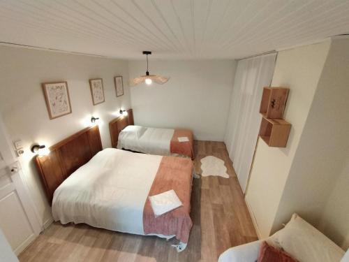 Habitación pequeña con 2 camas. en La Réclot, en Herran